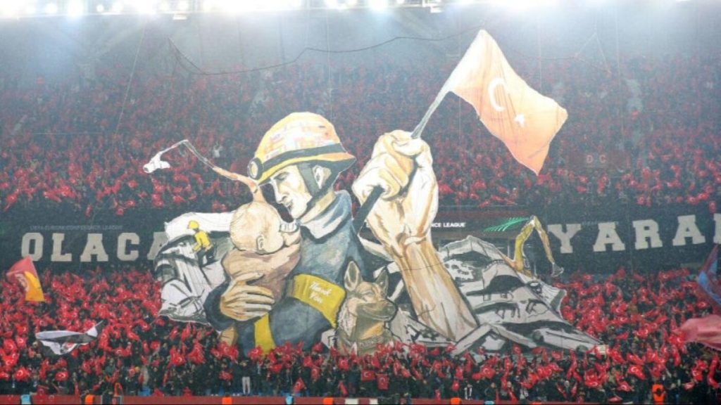土耳其特拉布宗俱乐部在对阵巴塞尔的比赛前公布了纪念地震受害者和救援人员的图案