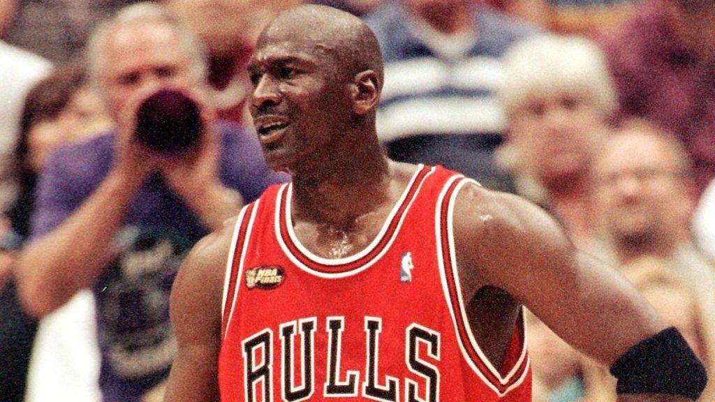 迈克尔-乔丹在1998年NBA总决赛第二场比赛中穿的球鞋预计将在拍卖会上卖出创纪录的赔率