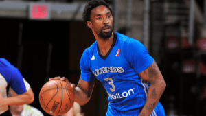 前NBA球员、康涅狄格大学明星本-戈登因武器指控在康涅狄格州果汁店被捕