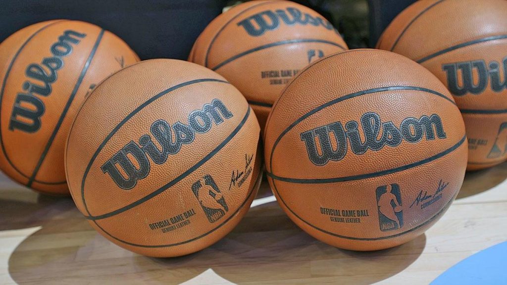据报道，NBA和NBPA就劳资协议达成一致，其中可能包括新的季内赛，最快在11月